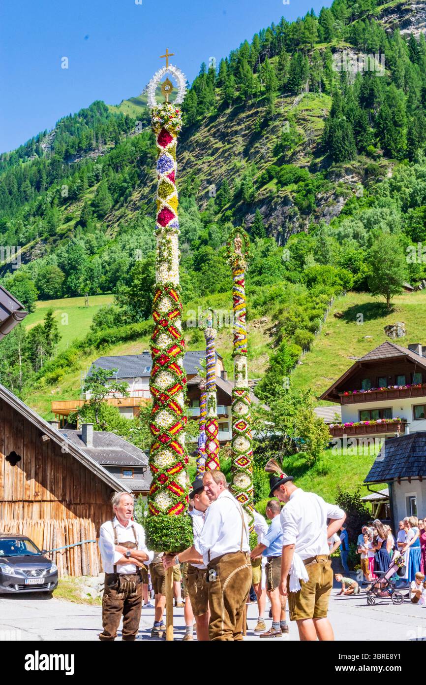 Procession avec Prangstange Prangerstange poteau pilori : poteau pilori est le terme folklorique utilisé dans la province de Salzbourg pour désigner les poteaux en bois jusqu'à Banque D'Images Procession avec Prangstange Prangerstange poteau pilori : poteau pilori est le terme folklorique utilisé dans la province de Salzbourg pour désigner les poteaux en bois jusqu'à Banque D'Images