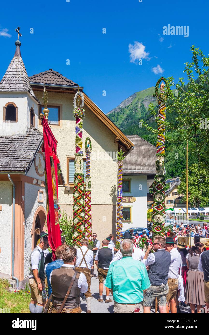 Chapelle Muhr, procession avec Prangstange Prangerstange poteau pilori : poteau pilori est le terme folklorique utilisé dans la province de Salzbourg pour désigner le bois Banque D'Images Chapelle Muhr, procession avec Prangstange Prangerstange poteau pilori : poteau pilori est le terme folklorique utilisé dans la province de Salzbourg pour désigner le bois Banque D'Images