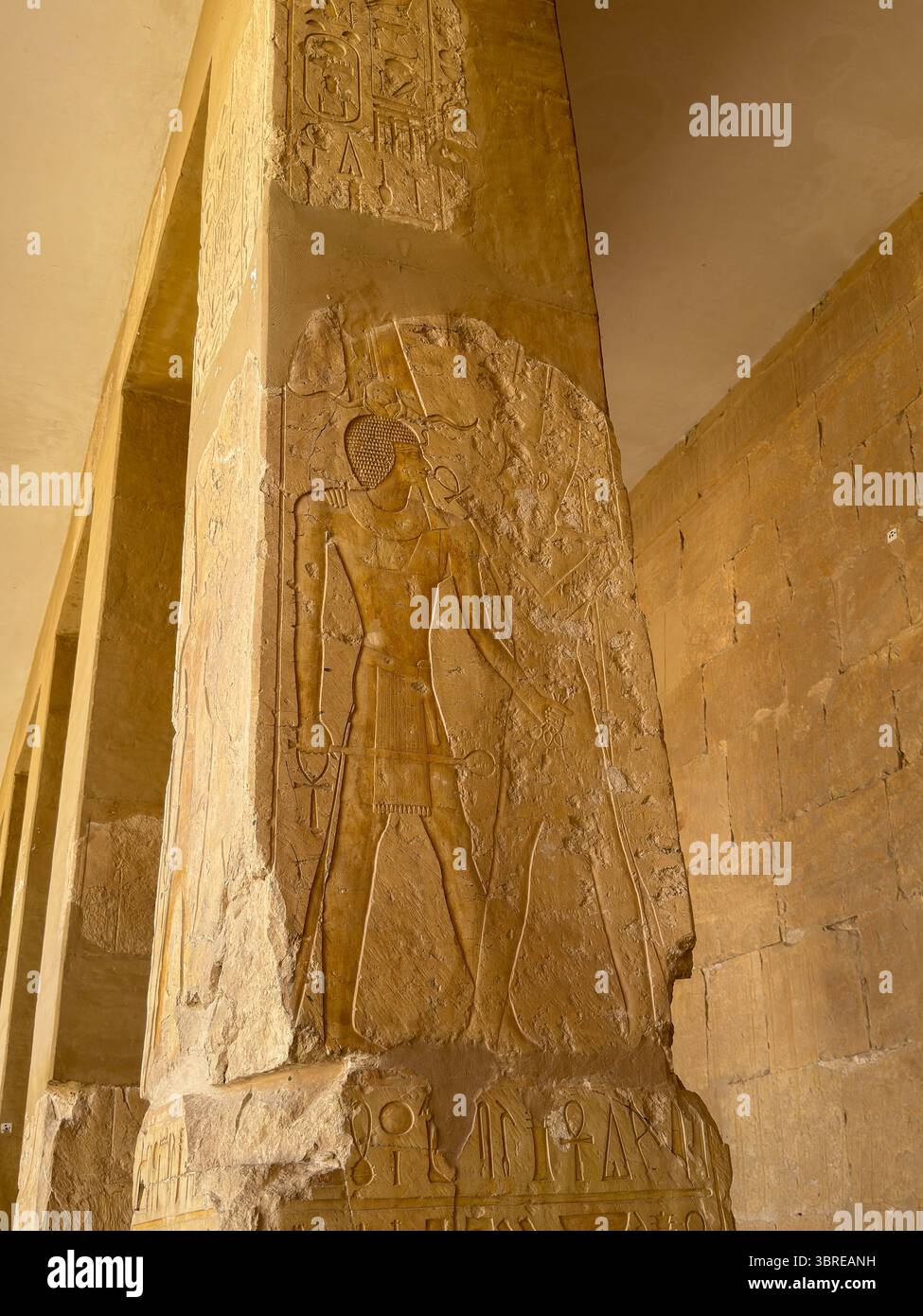 Weitblick auf den terrassierten Tempel der Hatschepsut in Deir el-Bahari BEI Luxor, eingerahmt von steilen Felswänden Banque D'Images