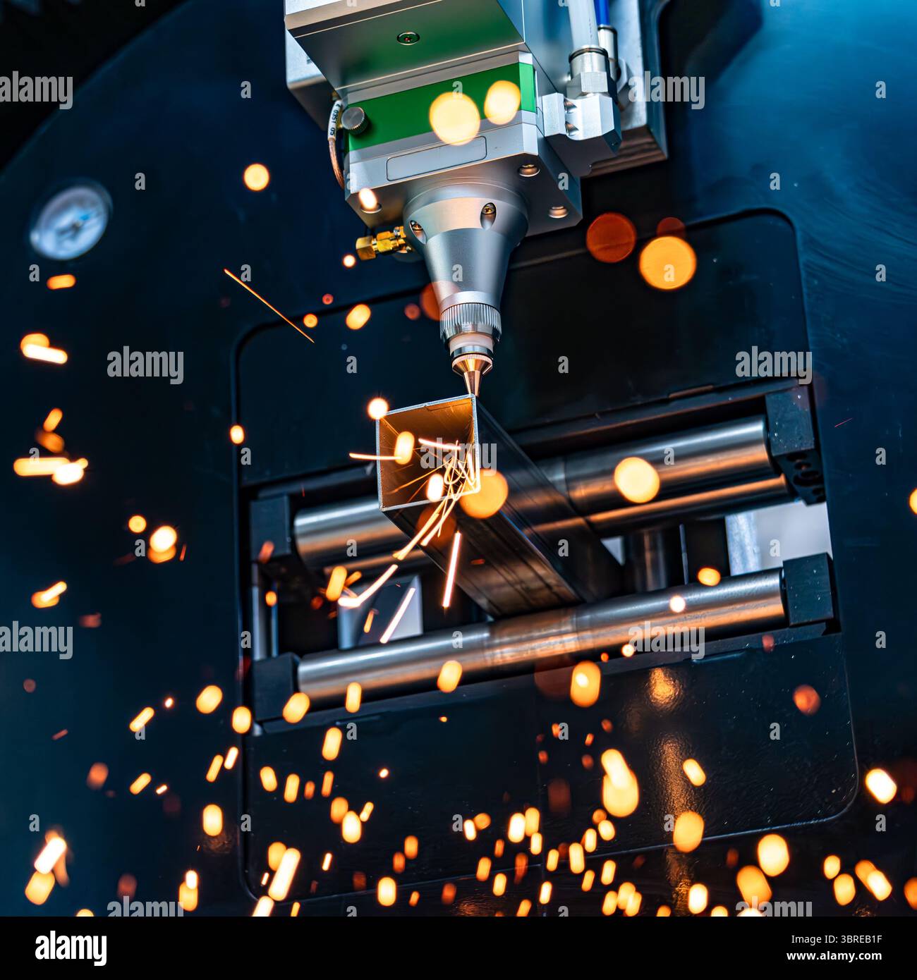 CNC laser et découpe au gaz du métal, technologie industrielle moderne faisant des détails industriels. L'optique laser et CNC sont utilisés pour diriger le matériau o Banque D'Images
