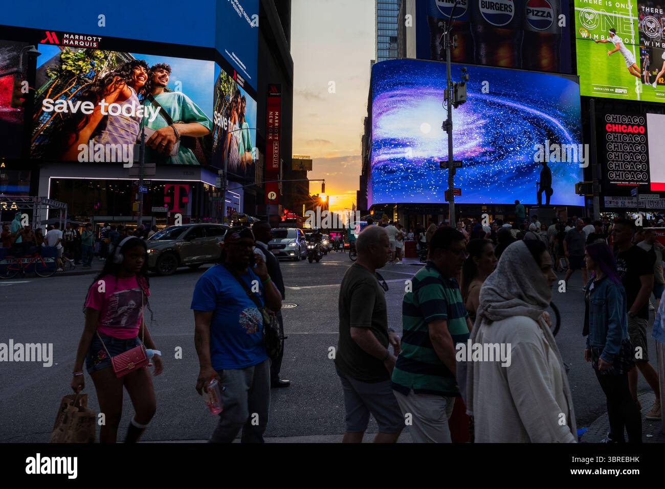 New York, États-Unis. 11 juillet 2025. Le deuxième Manhattanhenge de l'année est vu à Times Square à New York, États-Unis, le 11 juillet 2025. Cette année, Manhattanhenge était partiellement visible mais surtout couvert de nuages. Manhattanhenge, également appelé Solstice de Manhattan, est un événement au cours duquel le soleil couchant ou le soleil levant est aligné avec les rues est-ouest de la grille principale de Manhattan. (Photo de Aashish Kiphayet/Sipa USA) crédit : Sipa USA/Alamy Live News Banque D'Images