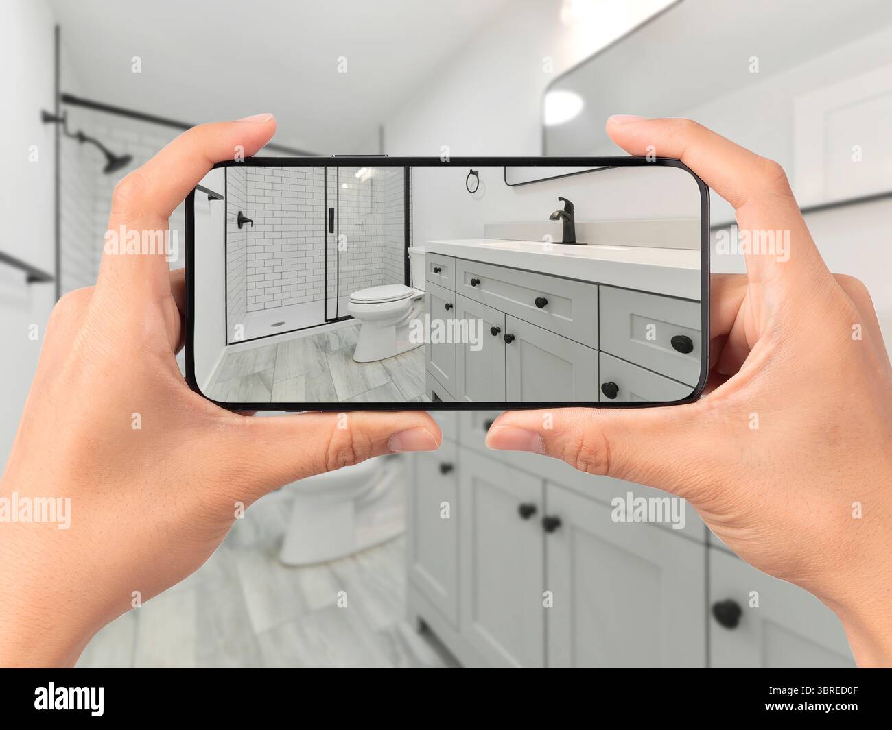 Intérieur de salle de bains résidentielle moderne pris avec un appareil photo de téléphone portable Banque D'Images