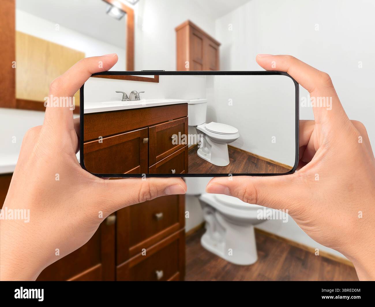 Intérieur de salle de bains résidentielle moderne pris avec un appareil photo de téléphone portable Banque D'Images