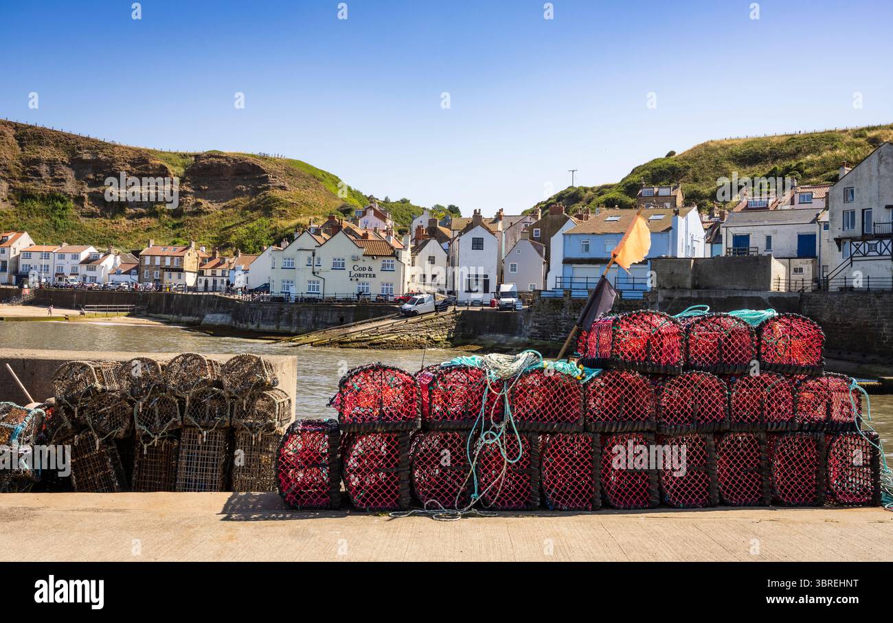 Casiers à homard dans le village côtier de Staithes, North Yorkshire Banque D'Images
