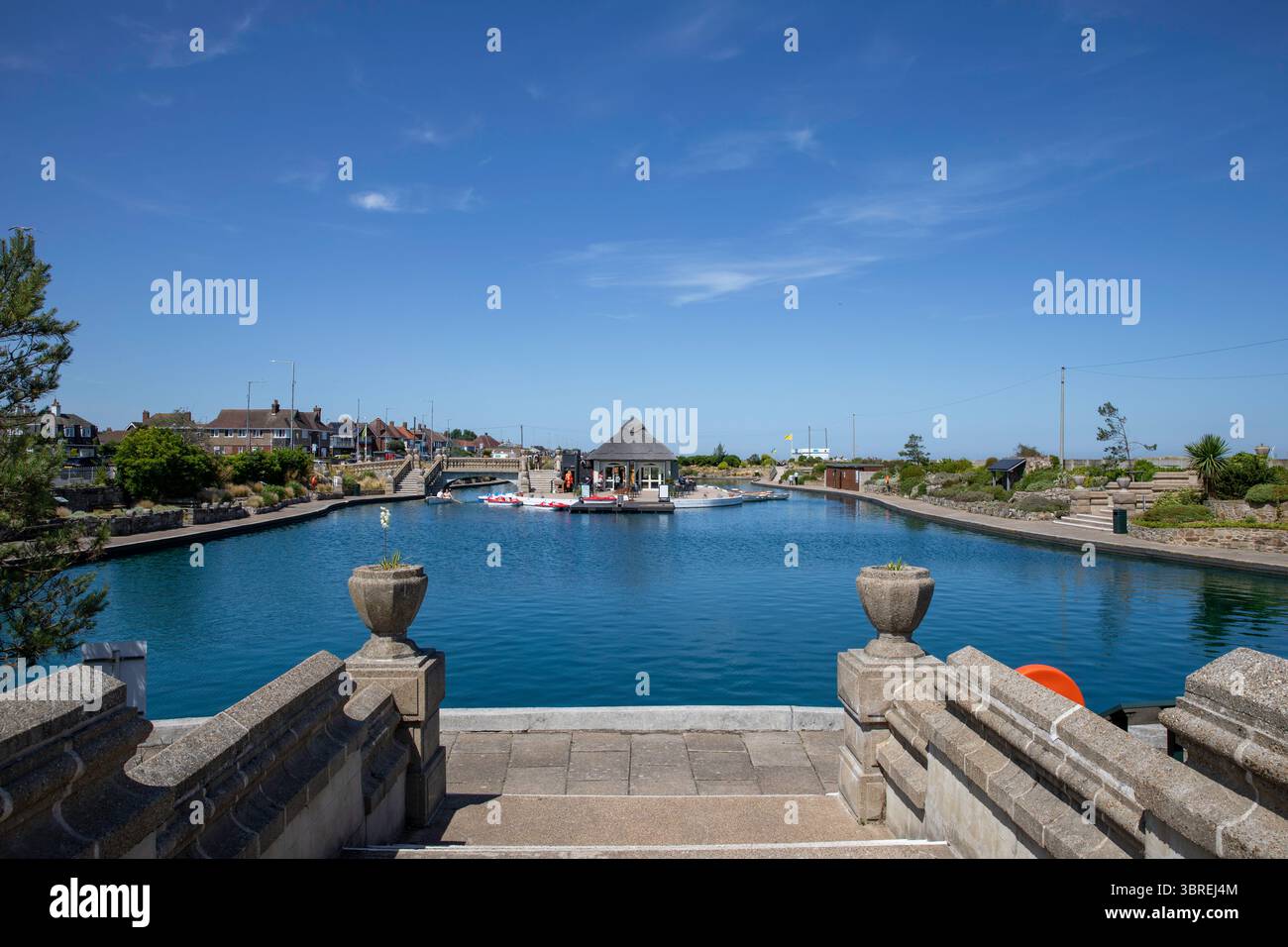 Une large vue sur les marches menant au lac de navigation et au café près du front de mer de Great Yarmouth Banque D'Images