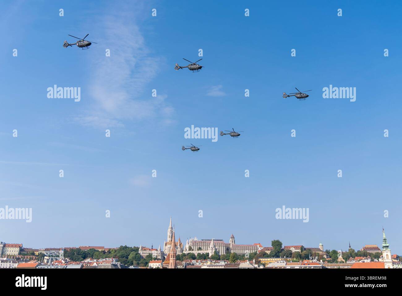 BUDAPEST, HONGRIE - 20 AOÛT 2024 : hélicoptères militaires H145M de l'armée de l'air hongroise au-dessus du centre-ville de Budapest pendant la fête nationale hongroise. Banque D'Images