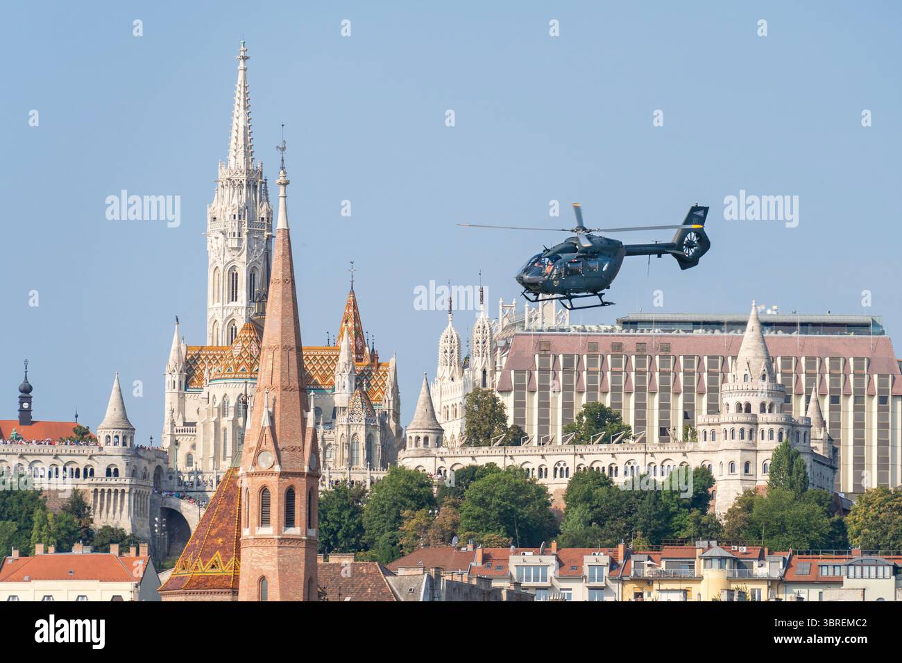 HONGRIE - 20 AOÛT 2024 : L'hélicoptère militaire H145M de l'armée de l'air hongroise survole le centre-ville de Budapest pendant la fête nationale hongroise Banque D'Images