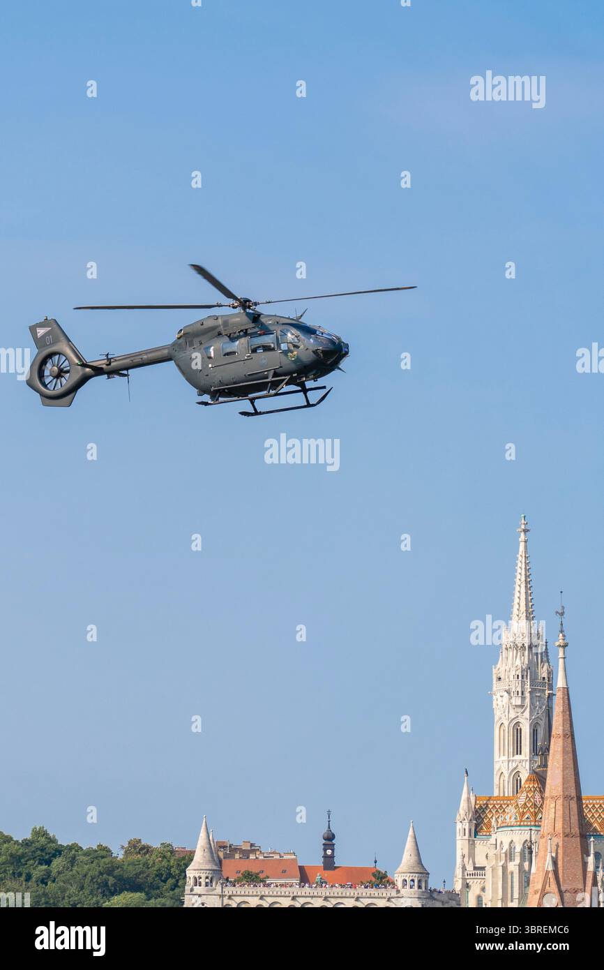HONGRIE - 20 AOÛT 2024 : L'hélicoptère militaire H145M de l'armée de l'air hongroise survole le centre-ville de Budapest pendant la fête nationale hongroise Banque D'Images