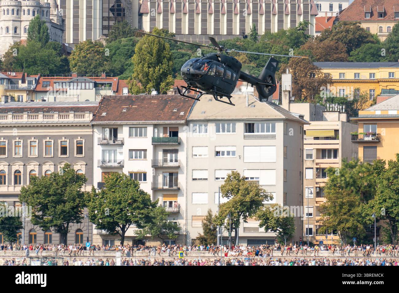 HONGRIE - 20 AOÛT 2024 : L'hélicoptère militaire H145M de l'armée de l'air hongroise survole le centre-ville de Budapest pendant la fête nationale hongroise Banque D'Images