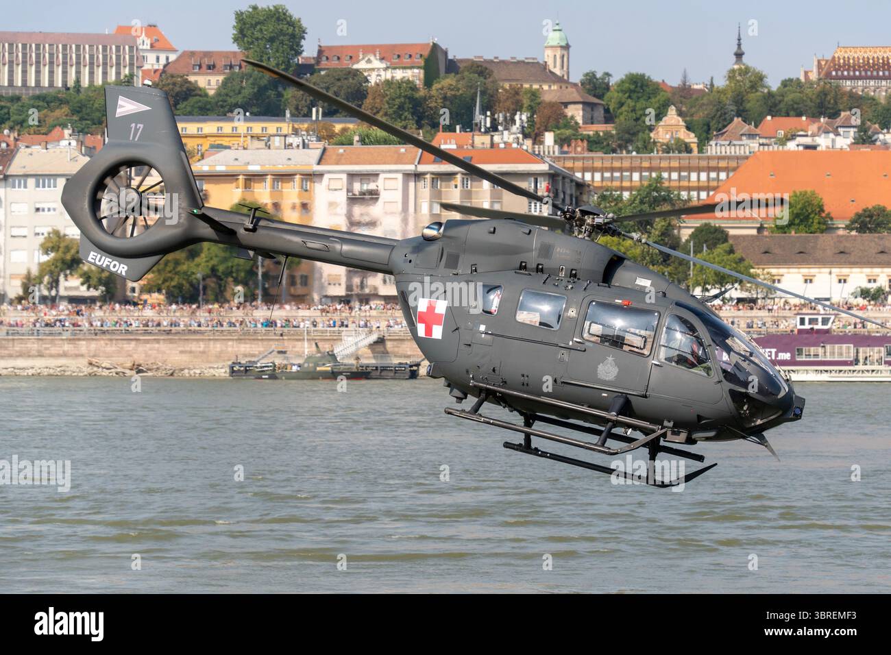 HONGRIE - 20 AOÛT 2024 : L'hélicoptère militaire H145M de l'armée de l'air hongroise survole le centre-ville de Budapest pendant la fête nationale hongroise Banque D'Images
