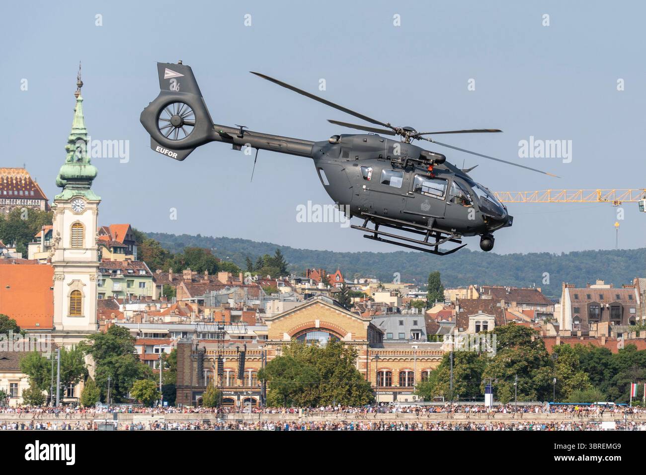 HONGRIE - 20 AOÛT 2024 : L'hélicoptère militaire H145M de l'armée de l'air hongroise survole le centre-ville de Budapest pendant la fête nationale hongroise Banque D'Images