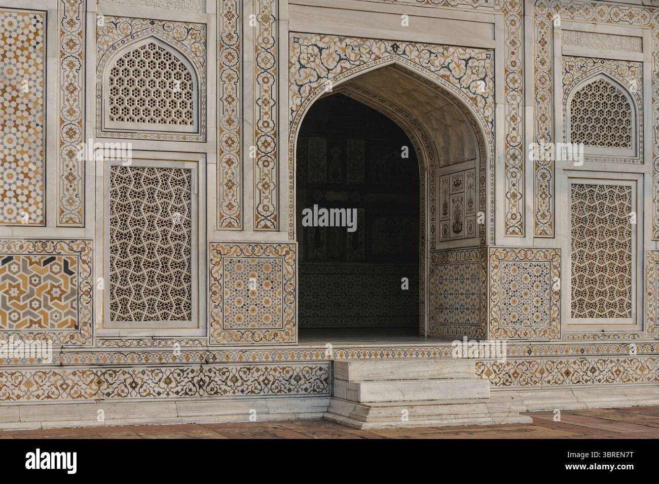 Vue d'une incrustation de marbre complexe et de motifs géométriques ornant un tombeau de l'ère moghole, témoignage d'un riche patrimoine artistique, Agra, Uttar Pradesh, Inde. Banque D'Images