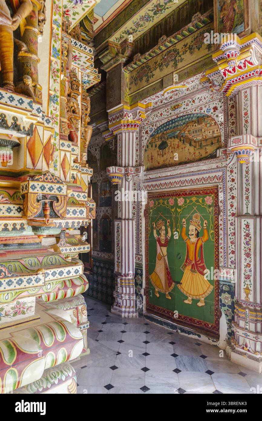 Vue de sculptures ornées et de peintures vibrantes ornent les murs et les piliers d'un bâtiment historique, un spectacle d'expression artistique, Bikaner, Rajasthan, Inde. Banque D'Images