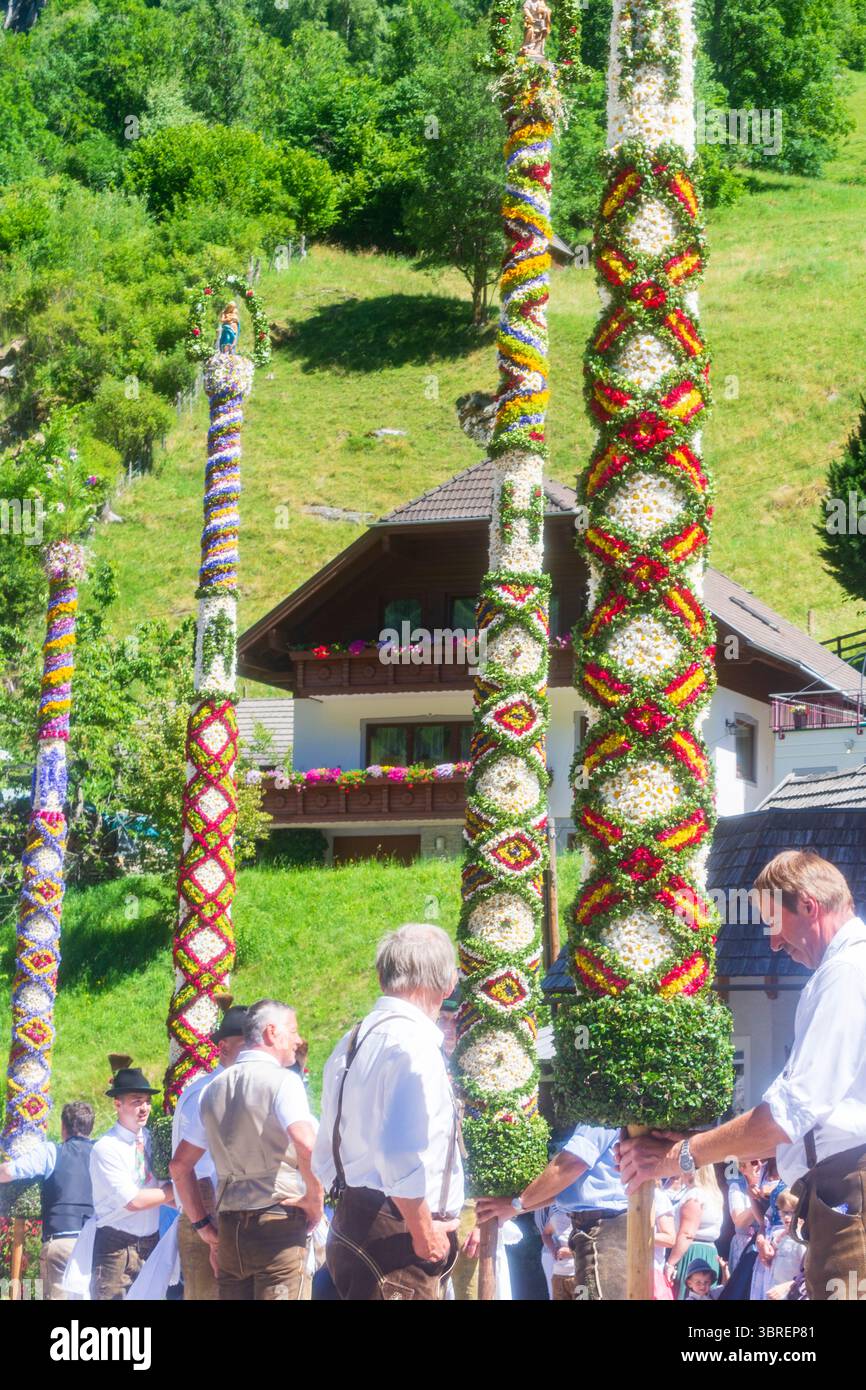 Muhr : procession avec Prangstange (Prangerstange) (poteau pilori) : poteau pilori est le terme folklorique utilisé dans la province de Salzbourg pour po en bois Banque D'Images Muhr : procession avec Prangstange (Prangerstange) (poteau pilori) : poteau pilori est le terme folklorique utilisé dans la province de Salzbourg pour po en bois Banque D'Images