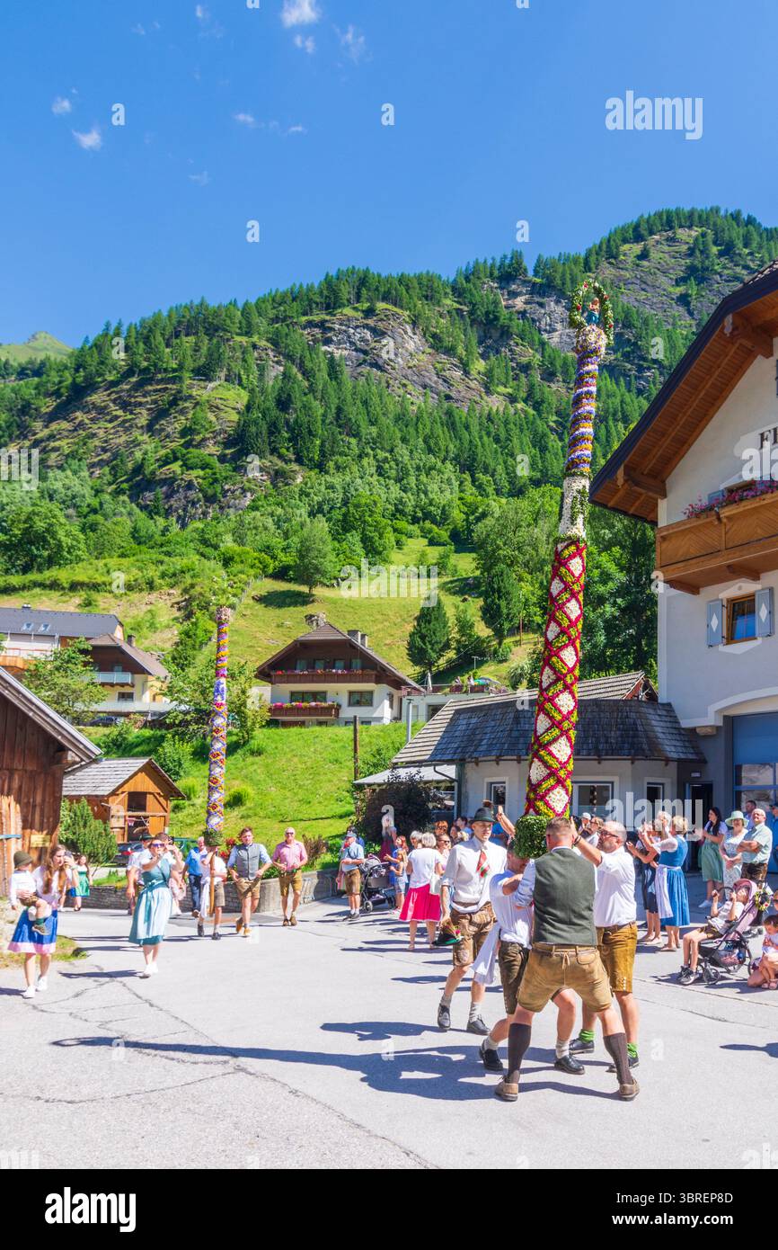 Muhr : procession avec Prangstange (Prangerstange) (poteau pilori) : poteau pilori est le terme folklorique utilisé dans la province de Salzbourg pour po en bois Banque D'Images Muhr : procession avec Prangstange (Prangerstange) (poteau pilori) : poteau pilori est le terme folklorique utilisé dans la province de Salzbourg pour po en bois Banque D'Images
