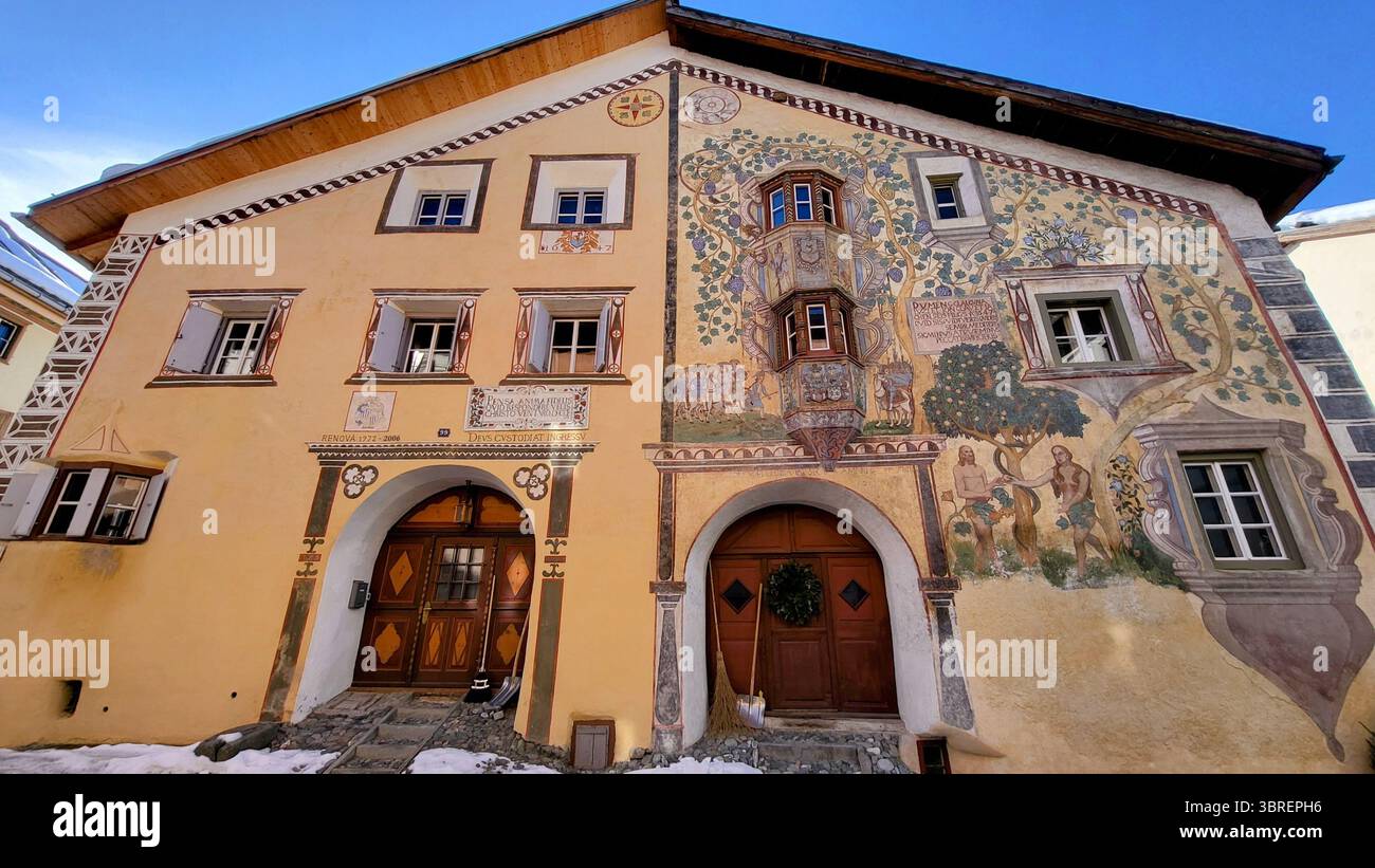 Maison typique peinte Engadine à Ardez, Engadin, Suisse Banque D'Images