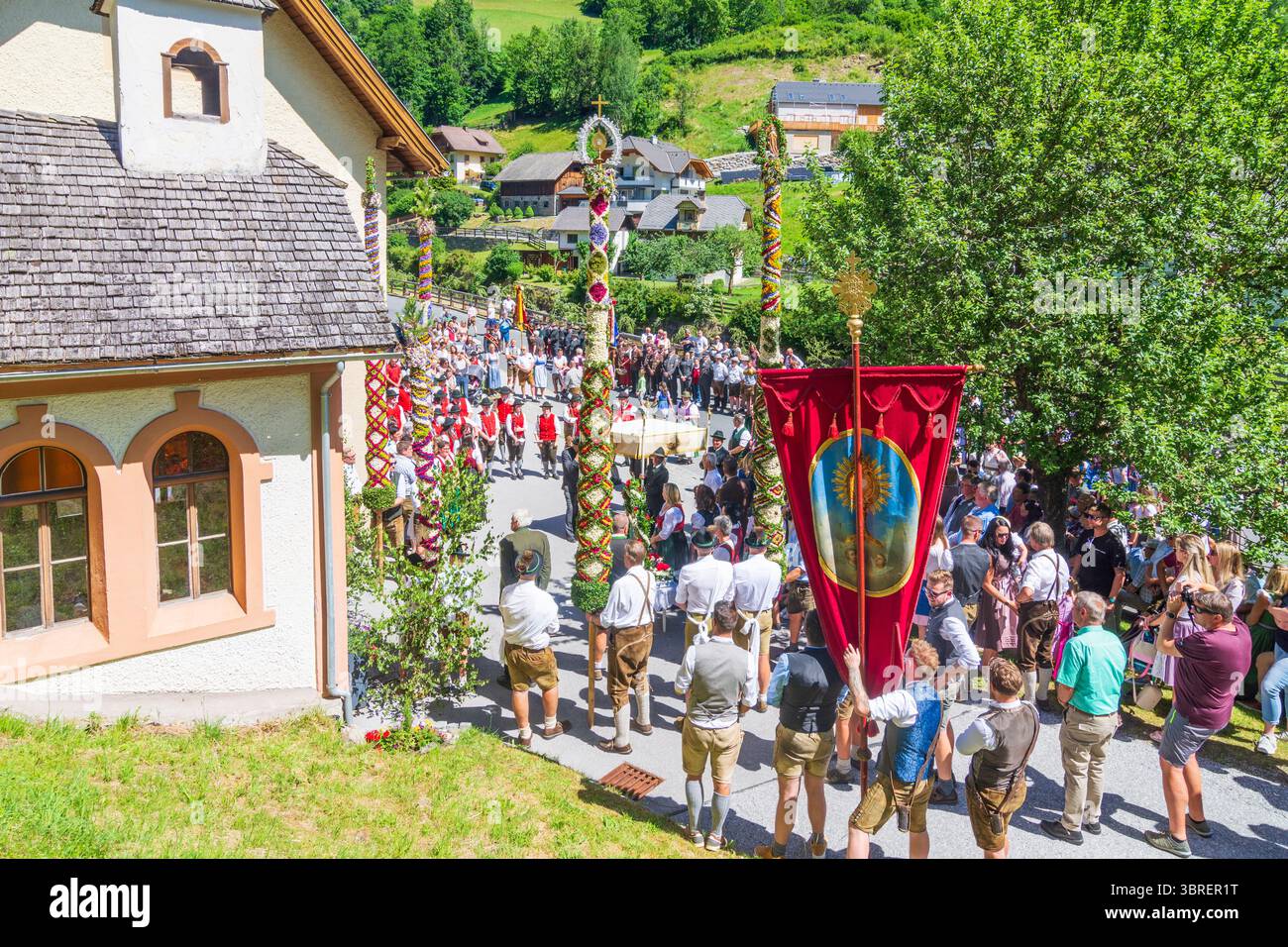 Muhr : Chapelle Muhr, procession avec Prangerstange (Prangerstange) : poteau pilori est le terme folklorique utilisé dans la province de Salzbourg Banque D'Images Muhr : Chapelle Muhr, procession avec Prangerstange (Prangerstange) : poteau pilori est le terme folklorique utilisé dans la province de Salzbourg Banque D'Images