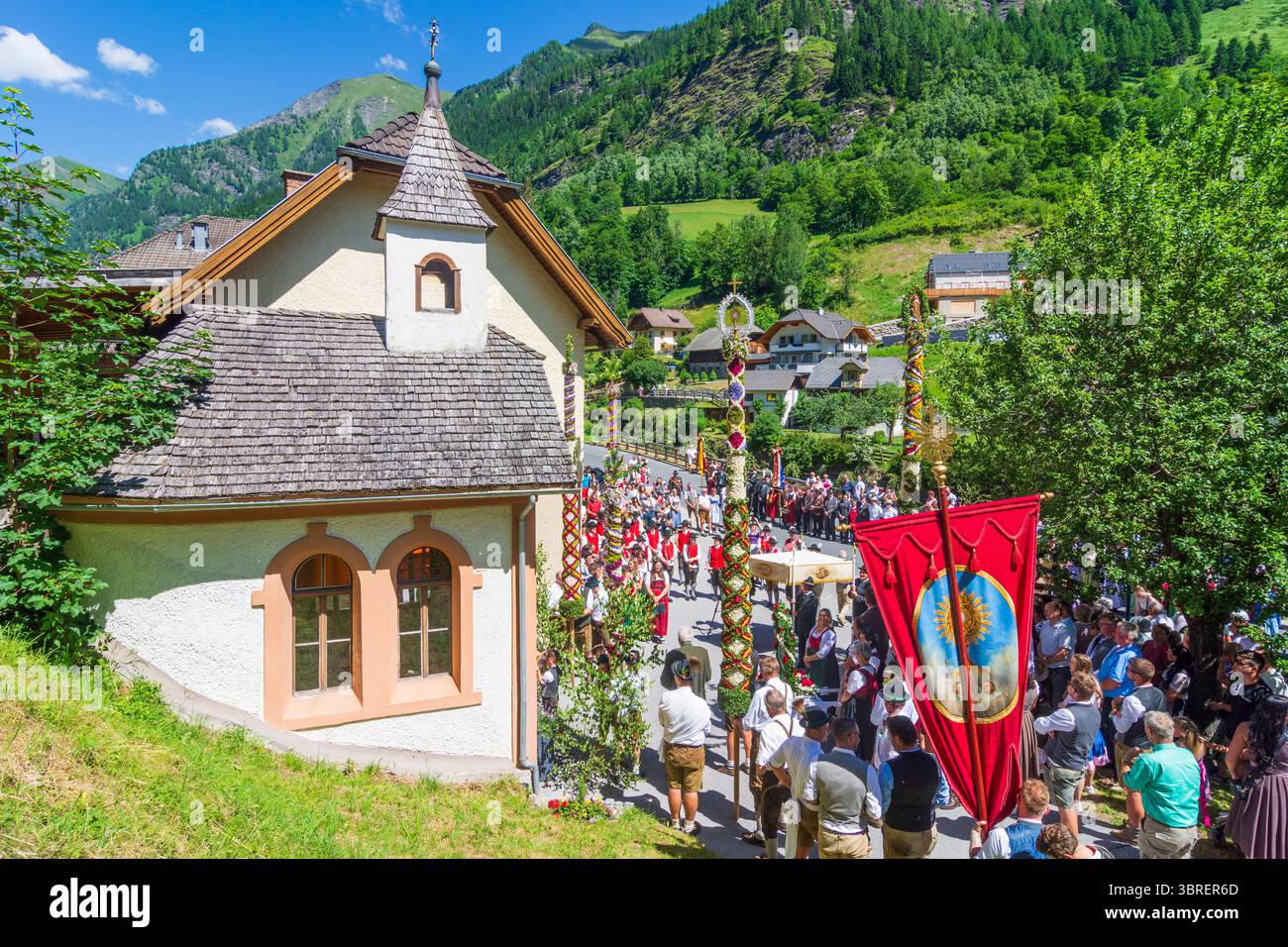 Muhr : Chapelle Muhr, procession avec Prangerstange (Prangerstange) : poteau pilori est le terme folklorique utilisé dans la province de Salzbourg Banque D'Images Muhr : Chapelle Muhr, procession avec Prangerstange (Prangerstange) : poteau pilori est le terme folklorique utilisé dans la province de Salzbourg Banque D'Images