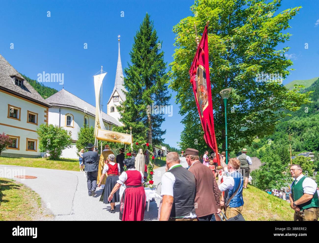 Muhr : procession avec Prangstange (Prangerstange) (poteau pilori) : poteau pilori est le terme folklorique utilisé dans la province de Salzbourg pour po en bois Banque D'Images Muhr : procession avec Prangstange (Prangerstange) (poteau pilori) : poteau pilori est le terme folklorique utilisé dans la province de Salzbourg pour po en bois Banque D'Images