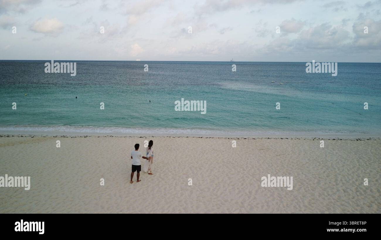 couple sur la plage d'aruba Banque D'Images
