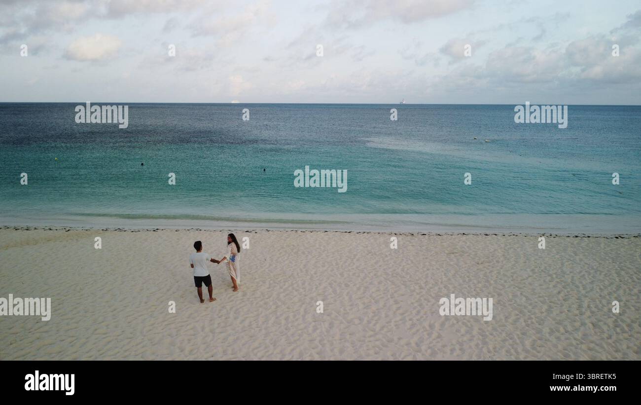 tir par drone d'un couple près de la plage Banque D'Images