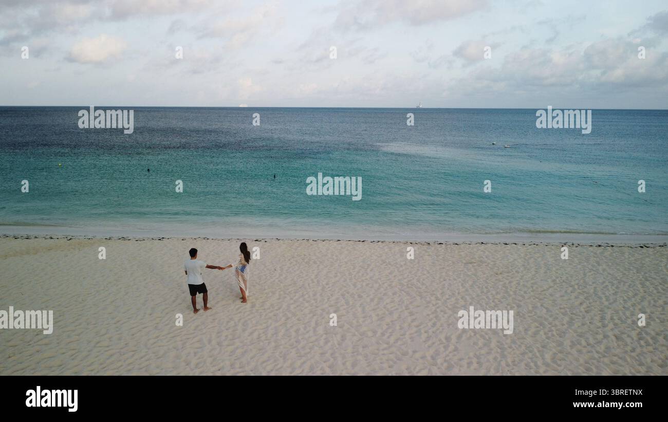couple près de la plage à aruba Banque D'Images