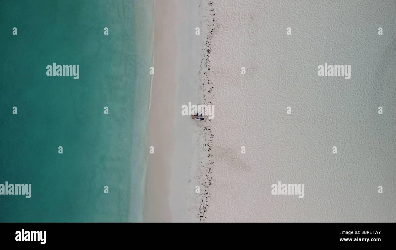couple près de la plage aruba Banque D'Images