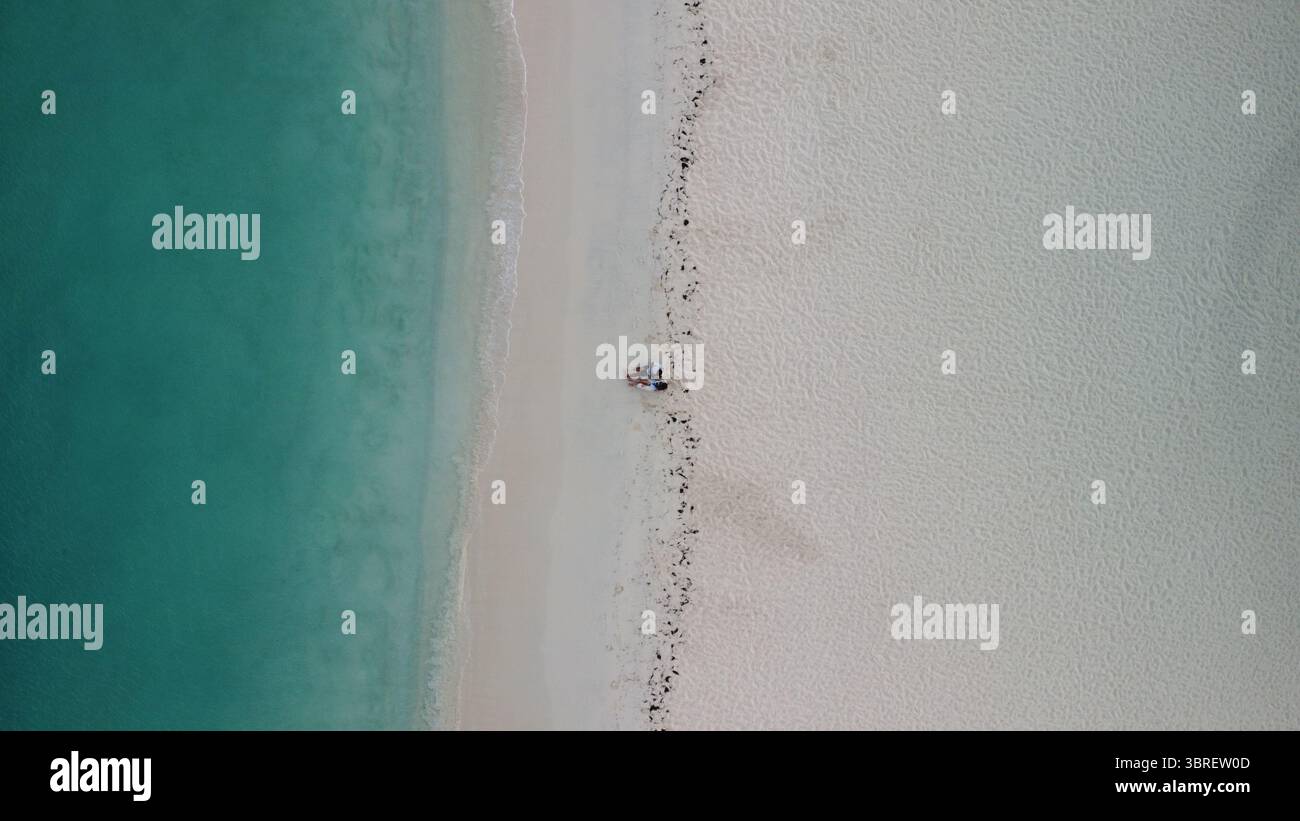 couple assis dans la plage d'aigle aruba Banque D'Images