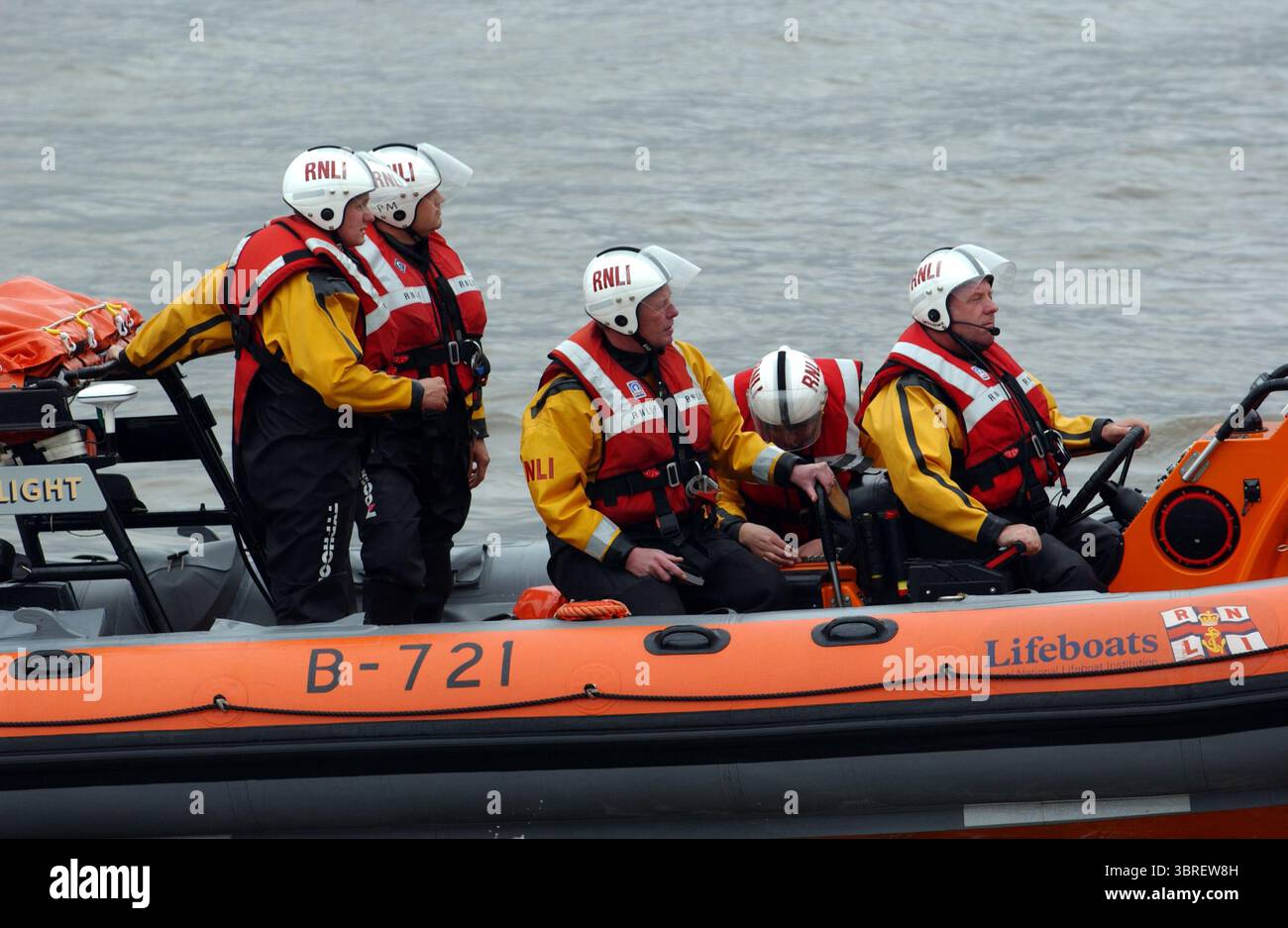 Royal National Lifeboat Institute, RNLI, dans un bateau gonflable à coque rigide de classe B. Banque D'Images
