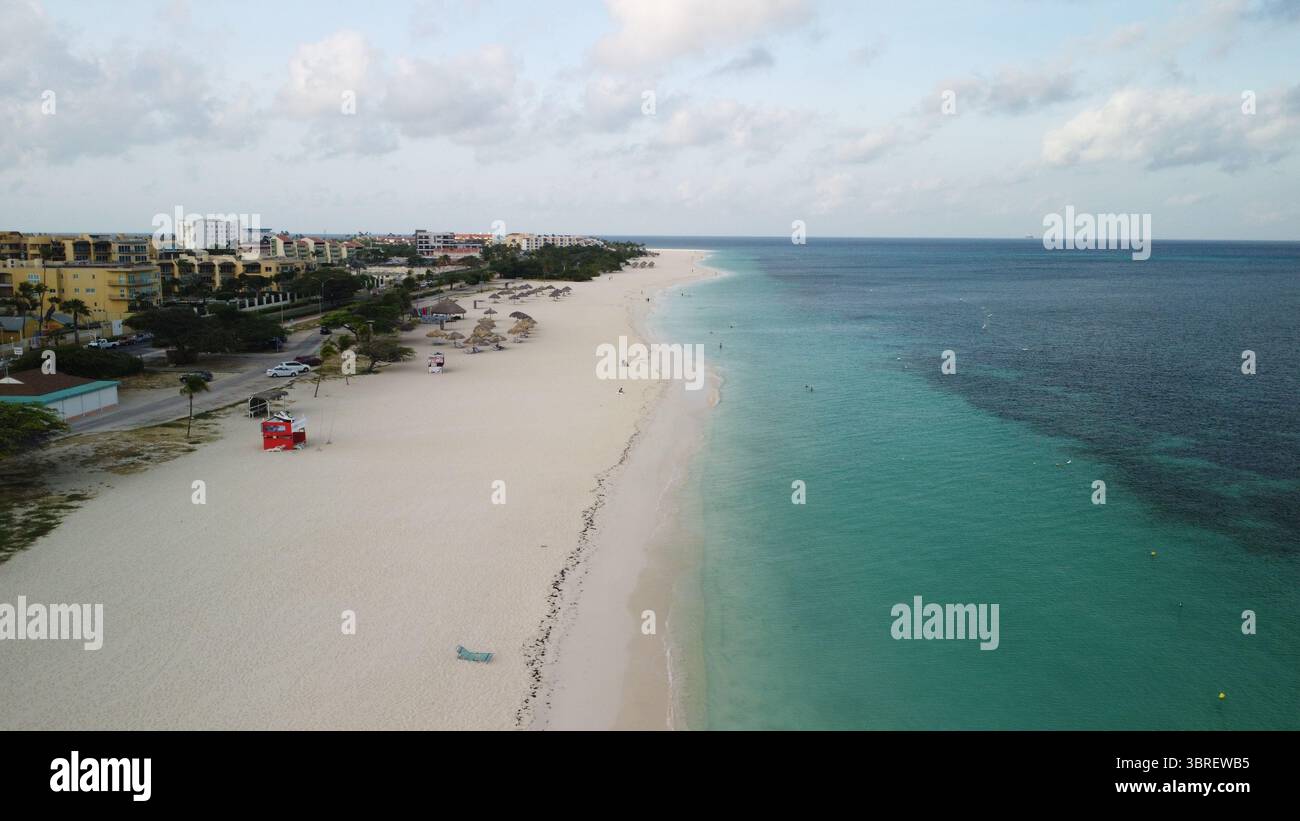Tir par drone de la côte d'Eagle Beach Banque D'Images