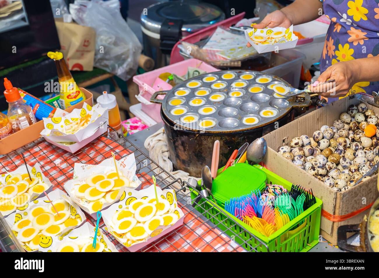 Vendeur de rue cuisinant des œufs de caille frits, étal à Bangkok, thaïlande Banque D'Images