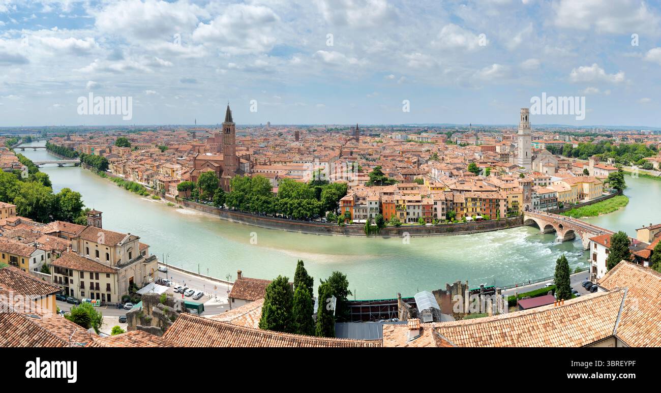 Vue aérienne sur le centre historique de Vérone, le pont Ponte Pietra sur la rivière Adige, la cathédrale de Vérone, le Duomo di Verona, les toits en tuiles rouges, Veneto Regio Banque D'Images