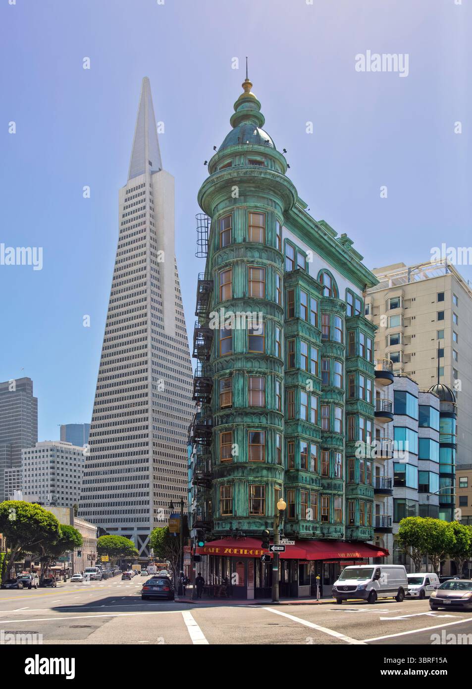 San Francisco, Californie, États-Unis ; avril 25, 2019. le bâtiment Sentinel et la pyramide Transamerica sont des monuments emblématiques de la ville. Banque D'Images