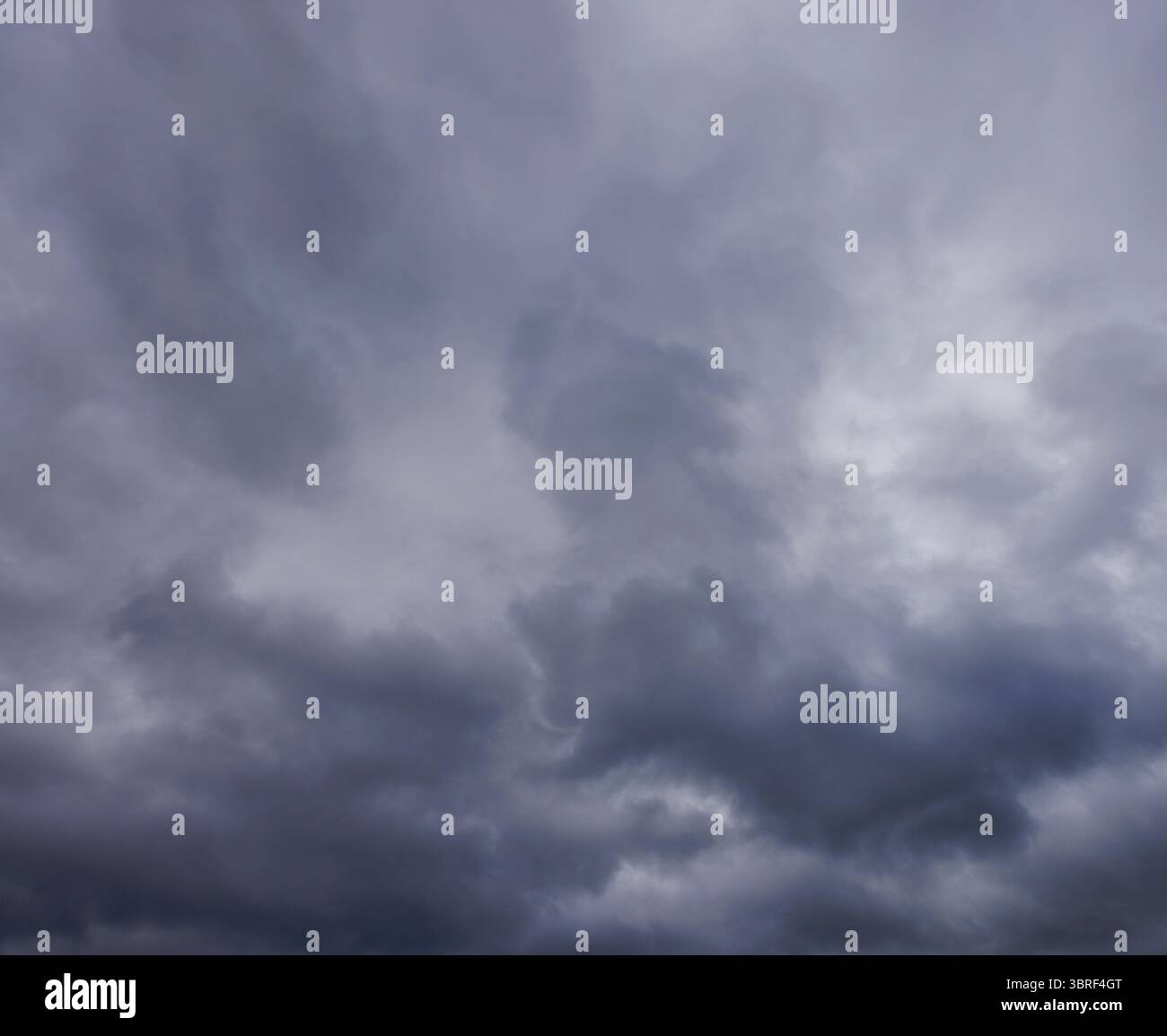 Nuages de pluie gris couvrant le ciel, Finlande Banque D'Images