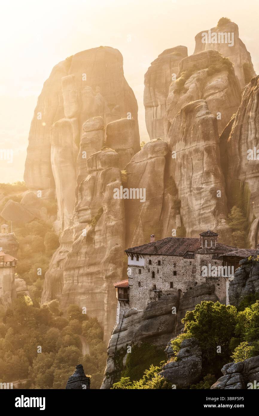 Rousanou (préparé Barbara) Monastère au coucher du soleil, reposant sur un pilier rocheux escarpé dans le site du patrimoine mondial de l'UNESCO des Météores, Grèce Banque D'Images