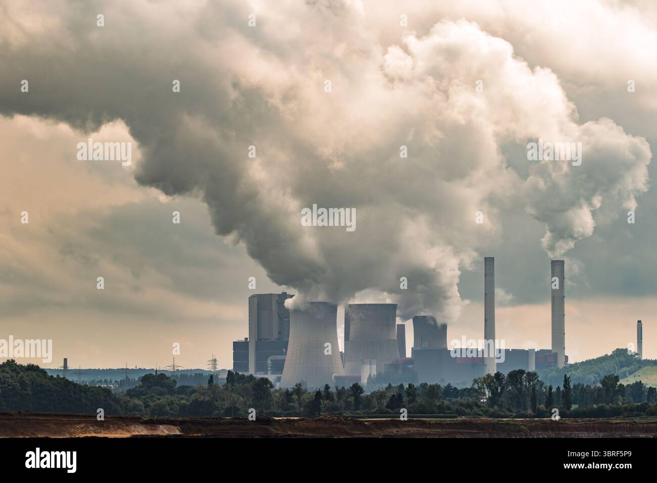 Émissions provenant d'une cheminée de centrale électrique, contribuant à la pollution atmosphérique et à l'impact environnemental Banque D'Images