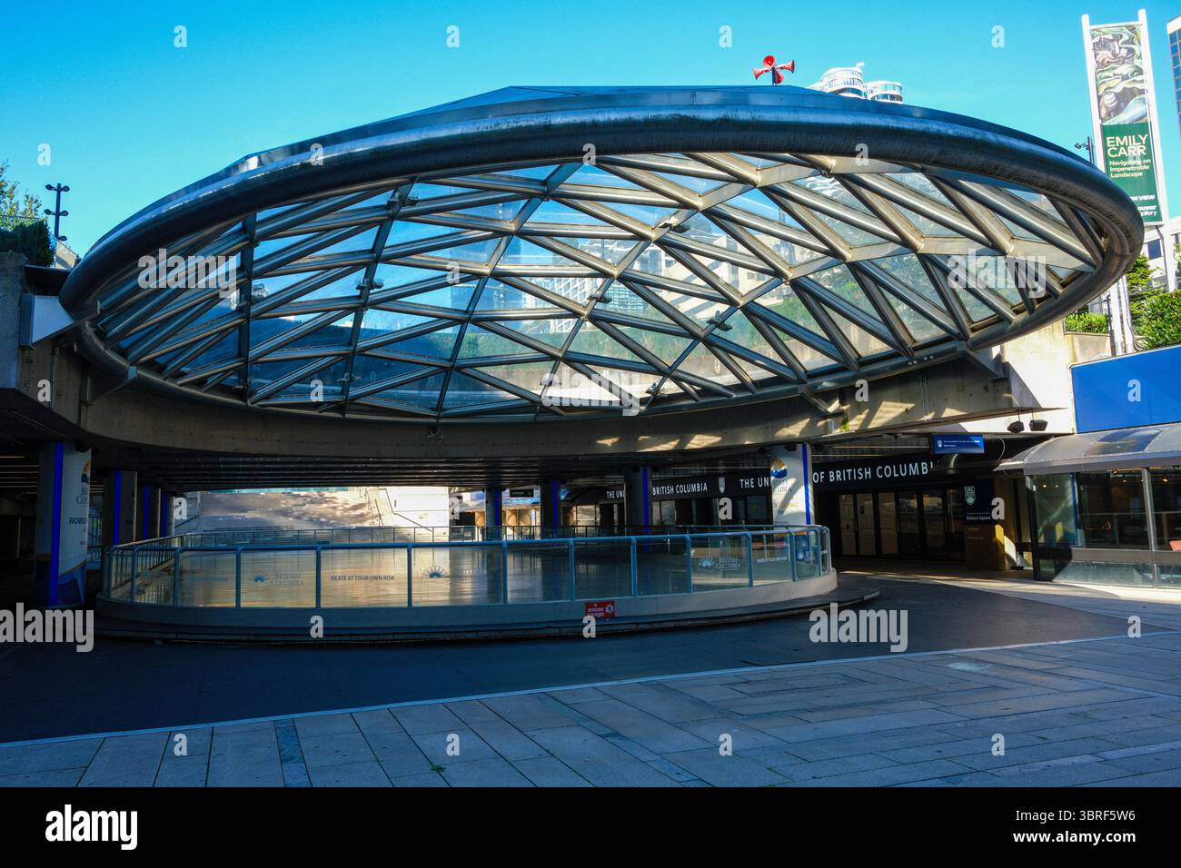 La patinoire hors saison à Robson Square au centre-ville de Vancouver, en Colombie-Britannique. Le campus du centre-ville de UBC est à droite. Banque D'Images