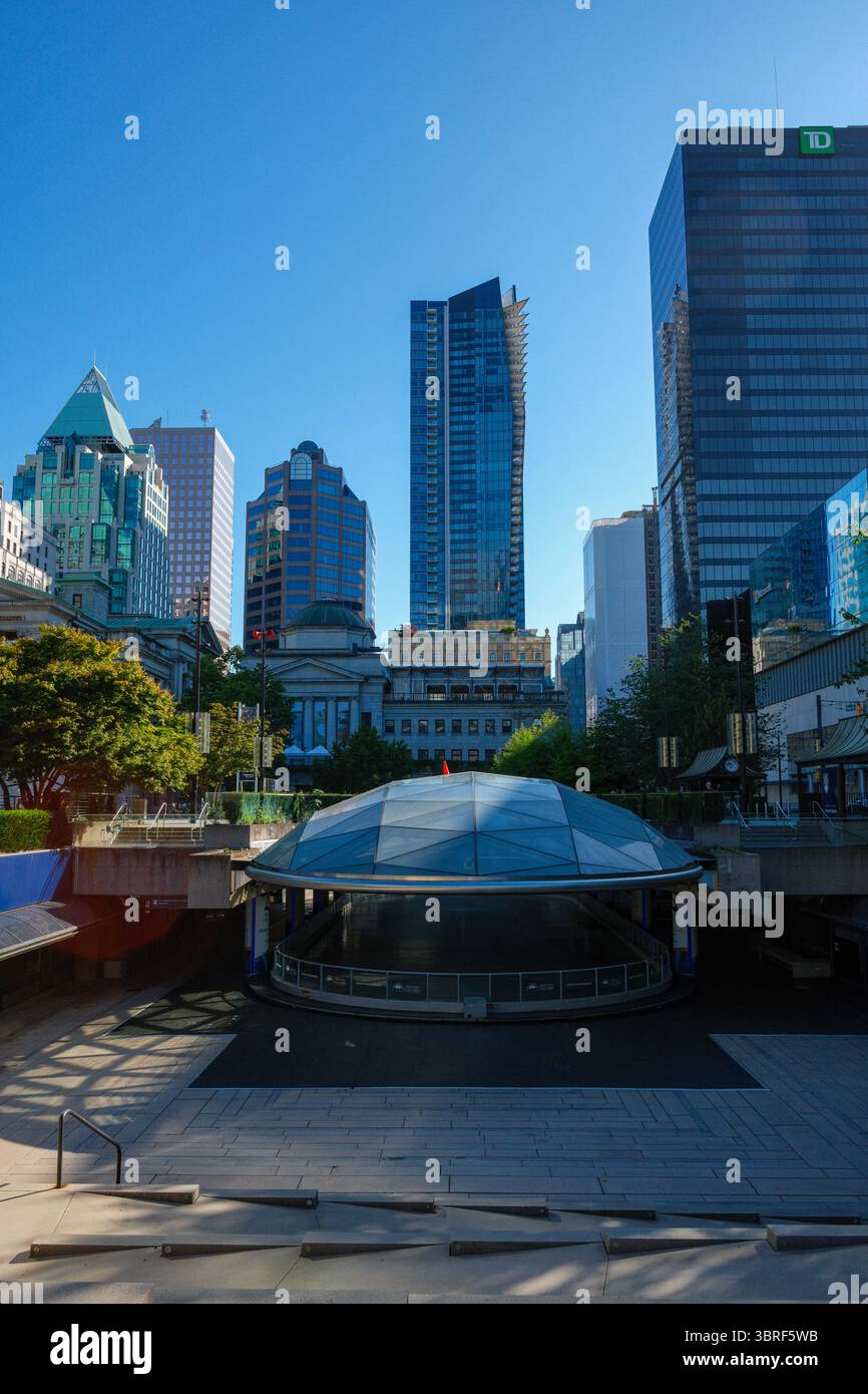 Robson Square à Vancouver, C.-B. avec l'historique Fairmont Hotel Vancouver à gauche, la nouvelle TD Tower à droite et la Vancouver Art Gallery derrière. Banque D'Images