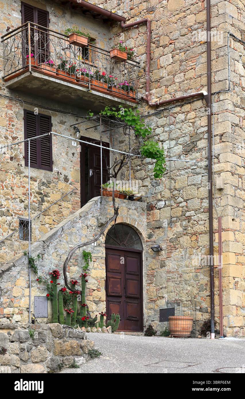 069 Maison médiévale de maçonnerie en pierre sur Vicolo della Fortuna Alley à côté de la porte du rempart, Monticchiello. Val d'Orcia-Siena prov.-Toscane-Italie. Banque D'Images