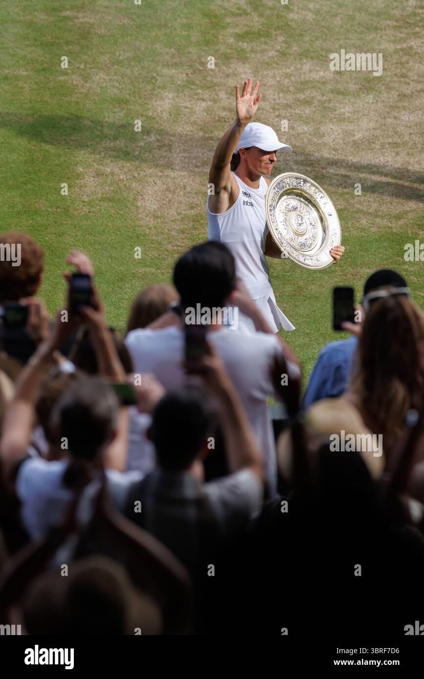 Wimbledon, Royaume-Uni. 12 juillet 2025. IgA Swiatek (POL) remporte le championnat de Ladie à Wimbledon 2025. Crédit : Corleve/Alamy Live News Banque D'Images