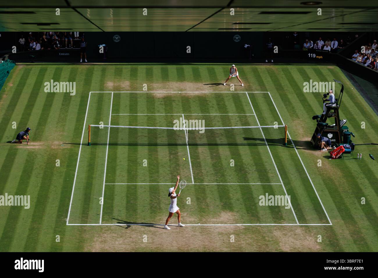 Wimbledon, Royaume-Uni. 12 juillet 2025. IgA Swiatek (POL) et Amanda Anisimova (USA) jouent dans la finale du Ladie à Wimbledon 2025. Crédit : Corleve/Alamy Live News Banque D'Images