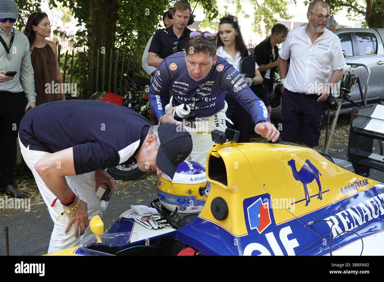 Goodwood, West Sussex, Royaume-Uni. 12 juillet 2025. James Vowles, principe de l'écurie Williams F1 montre un client autour des cockpits de l'ancienne voiture de F1 gagnante du Championnat du monde de l'écurie au Goodwood Festival of Speed (FOS) qui s'est tenue sur Duke of RichmondÕs Estate. Crédit : Motofoto/Alamy Live News Banque D'Images