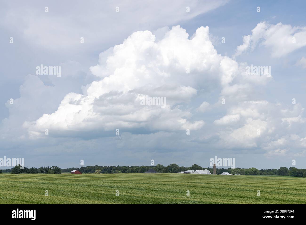 Nuages au-dessus du sud-est de l'Iowa avant de violentes tempêtes le 11 juillet 2025. Banque D'Images