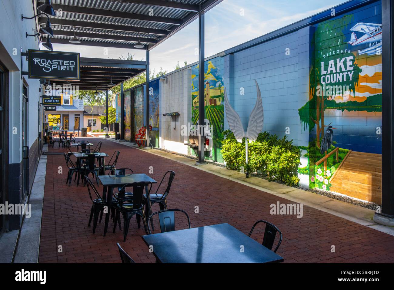 Centre-ville historique de Clermont, Floride, ArtWalk avec tables à manger dans les ruelles extérieures et restaurants locaux. (ÉTATS-UNIS) Banque D'Images