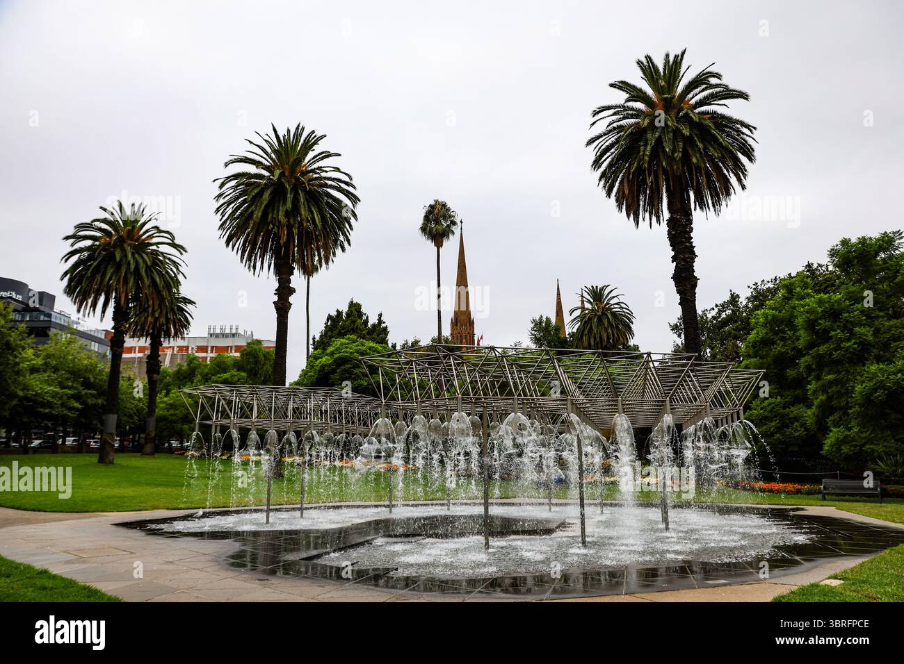 Vue de Coles Fountain, une structure tubulaire en acier inoxydable, dans Parliament Gardens, Melbourne, Victoria, Australie Banque D'Images