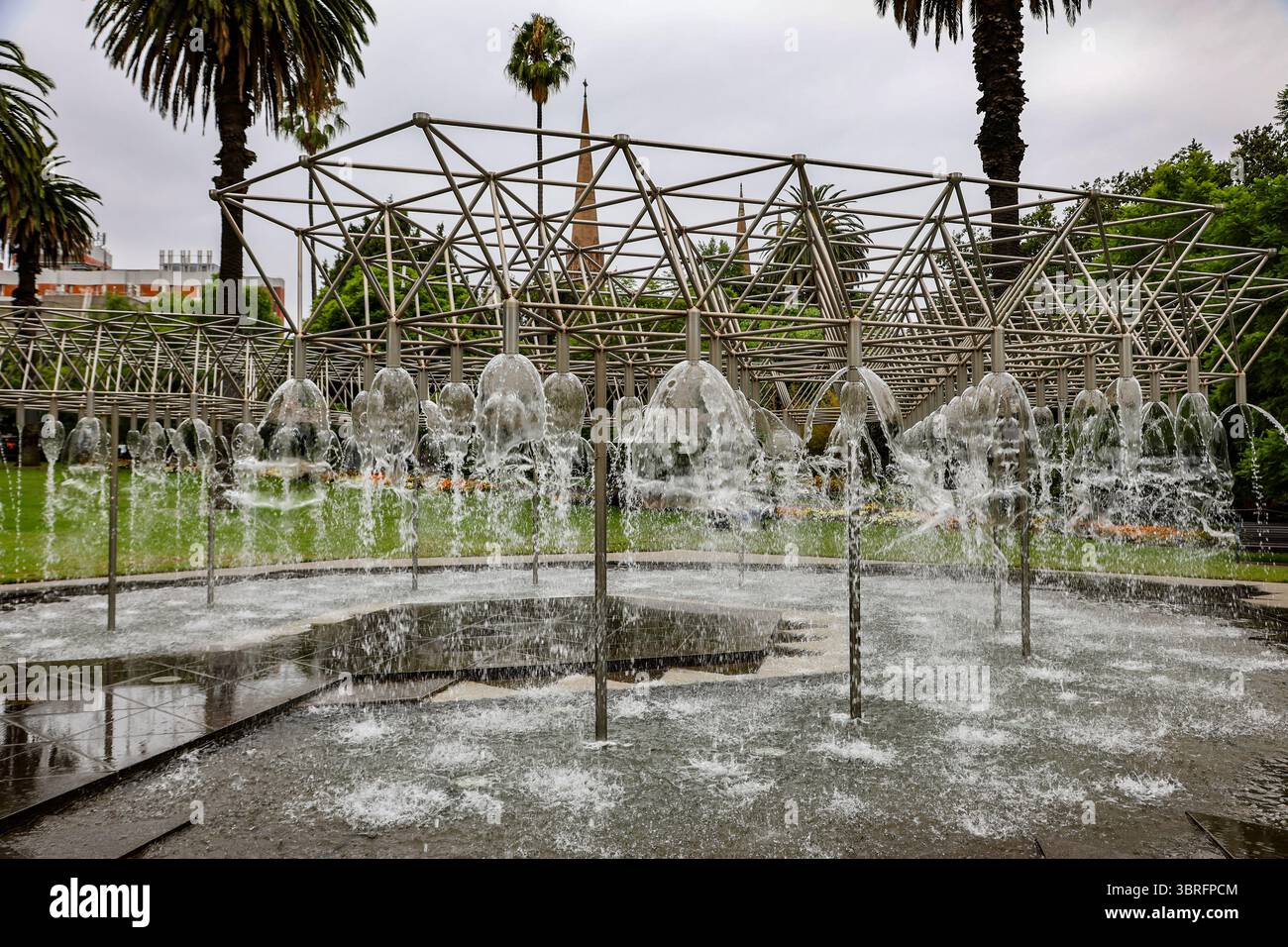 Vue de Coles Fountain, une structure tubulaire en acier inoxydable, dans Parliament Gardens, Melbourne, Victoria, Australie Banque D'Images