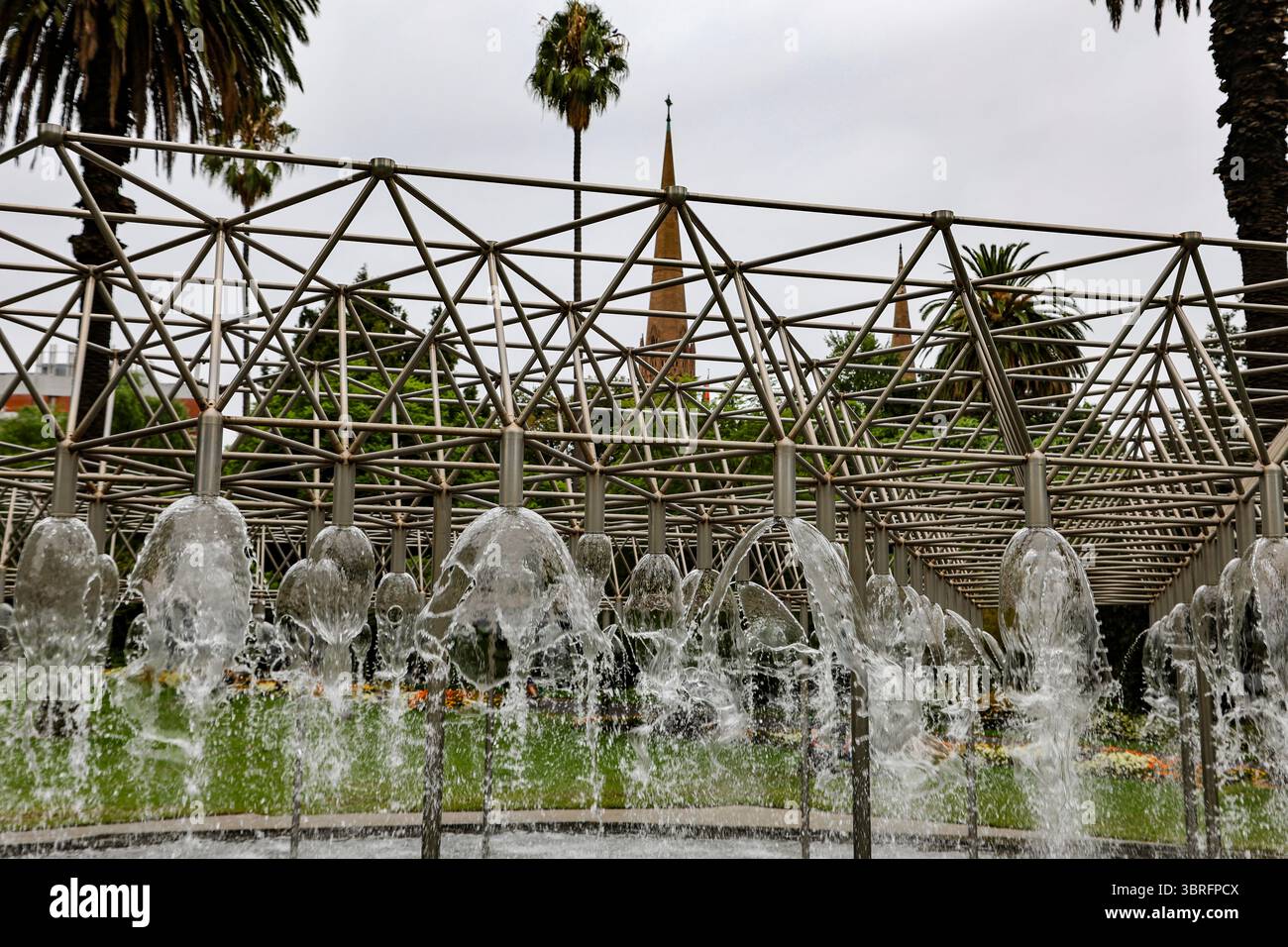 Vue de Coles Fountain, une structure tubulaire en acier inoxydable, dans Parliament Gardens, Melbourne, Victoria, Australie Banque D'Images