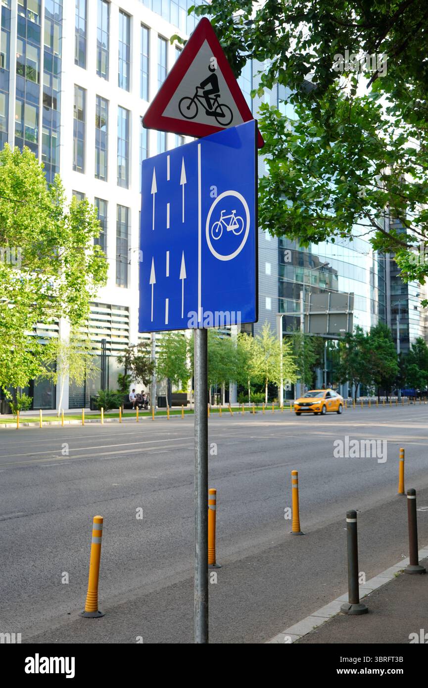 Piste cyclable attention panneaux de signalisation sur la rue Banque D'Images