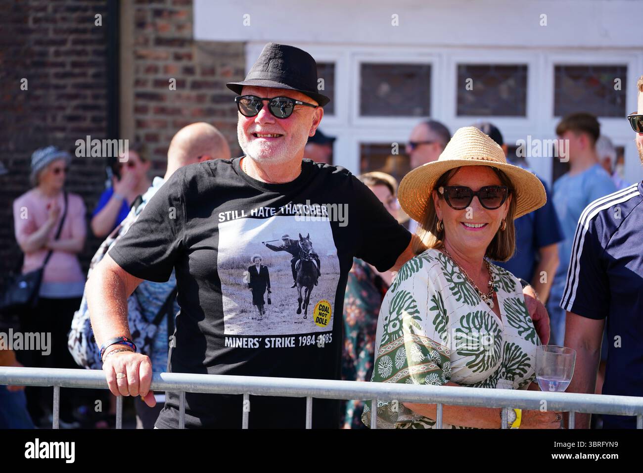 Durham, Royaume-Uni, 12e. Juillet 2025. Les manifestants défilent dans la ville de Durham lors du 139e Gala des mineurs de Durham, exprimant leur soutien aux droits des travailleurs et aux causes internationales. La grande réunion sert de plate-forme puissante pour l'expression politique, la solidarité syndicale et la fierté communautaire. (Photo de Lewis Langstaff-Wood/Alamy Live News) Banque D'Images