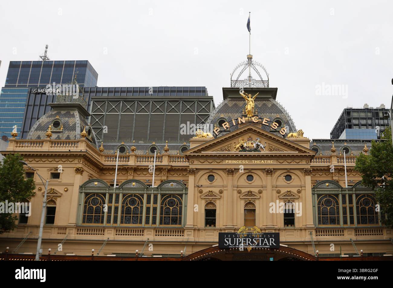 Façade du Princess Theatre, construite en 1886 dans le style architectural du second Empire avec influence néoclassique, dans le centre de Melbourne, Victoria, Australie Banque D'Images